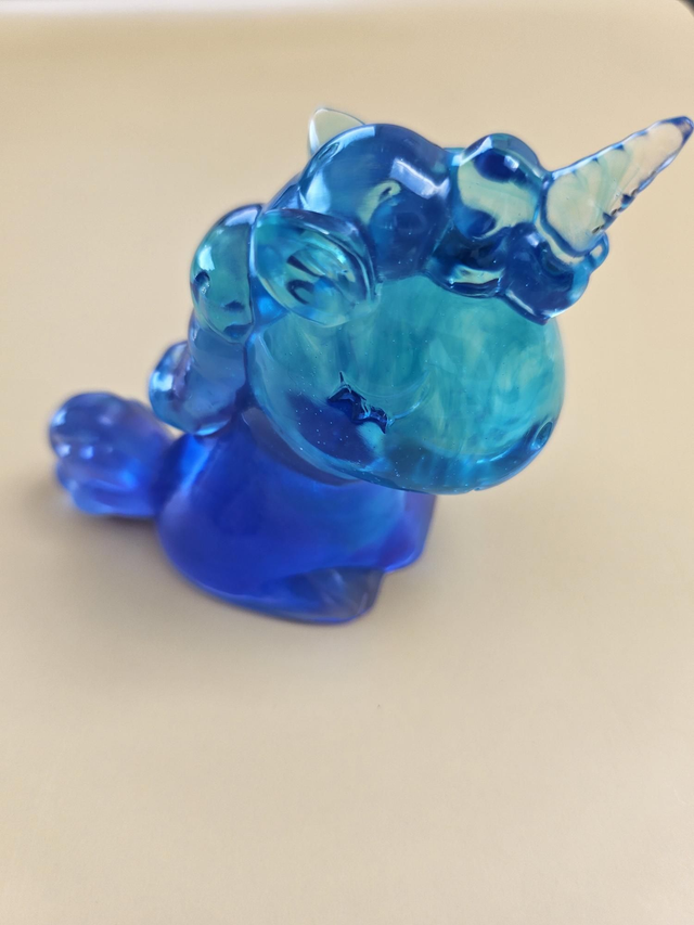 Sujet en résine - Licorne bleue et violette 