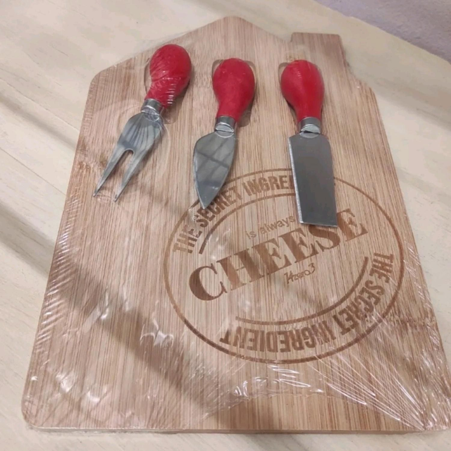 Set tagliere con coltello formaggi