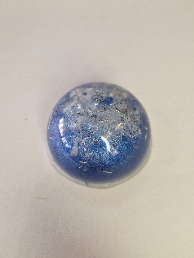 Orgonite, demi-sphère / 066