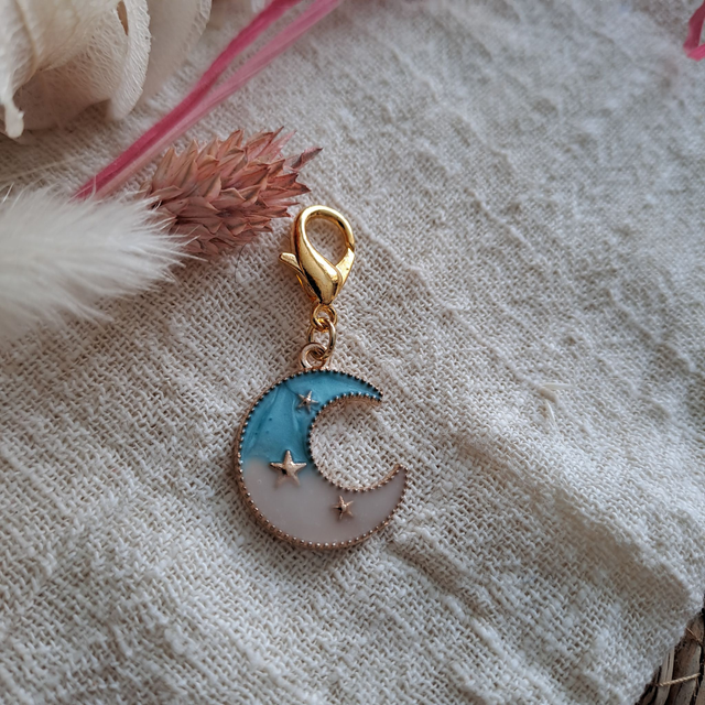 Charms lune bleu ciel et blanc avec étoiles
