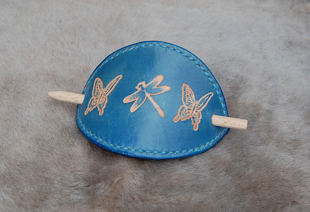 Barette  en cuir véritable pour cheveux .