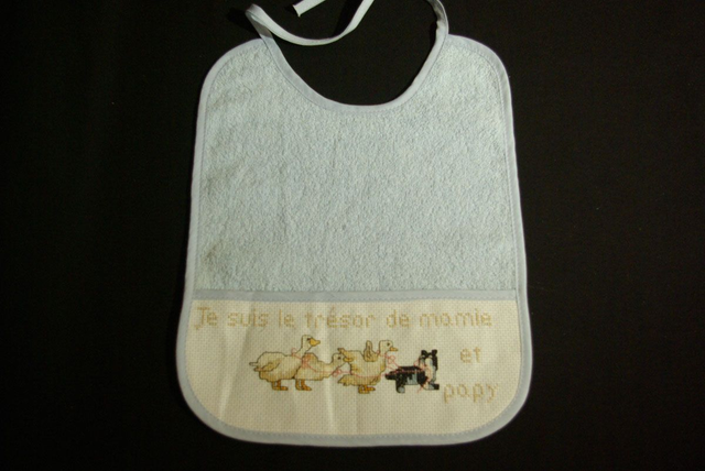 102-Bavoir brodé BLEU