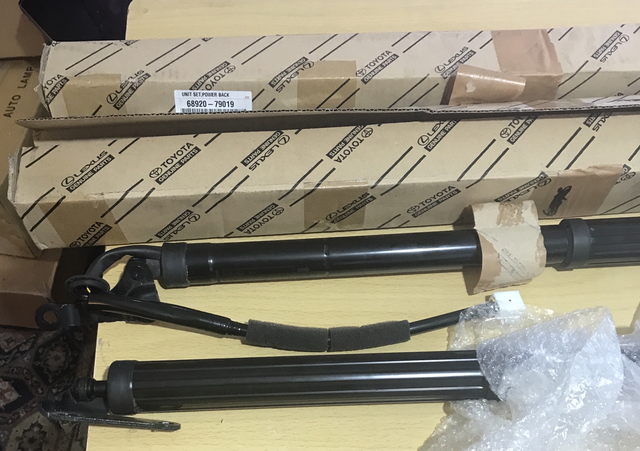 Sold - Lexus NX300h boot Struts x 2 - LE25