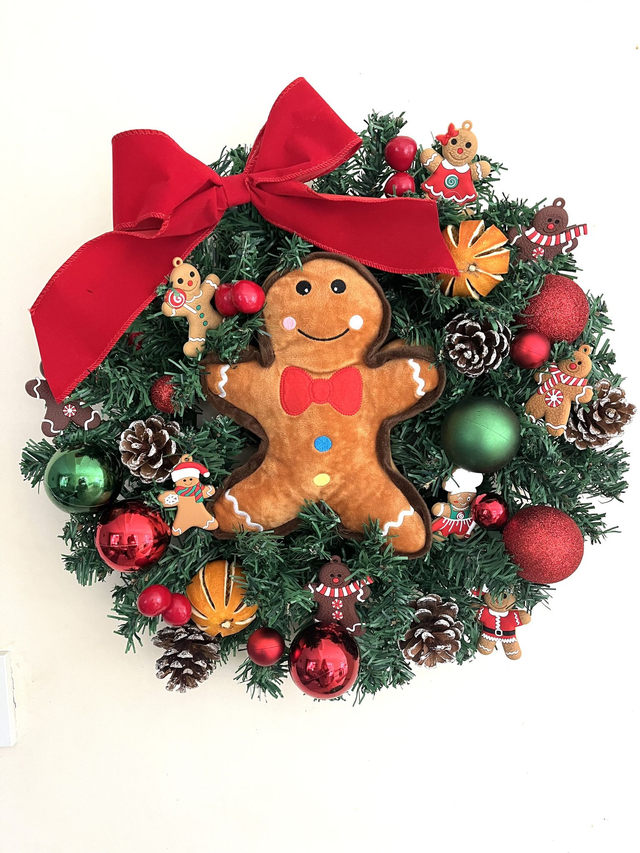 Gingerbread man wreath
