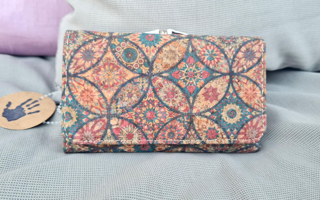 Porte-monnaie avec poche pince pour monnaie et cartes séparée.