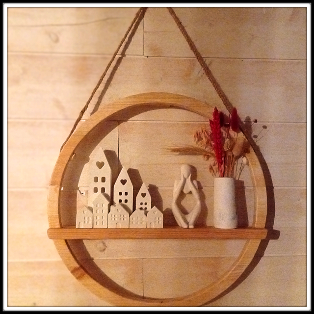 Décoration murale artisanale en bois et céramique - Cercle suspendu 42cm - création unique en bois recyclé et sujets en céramique blanche