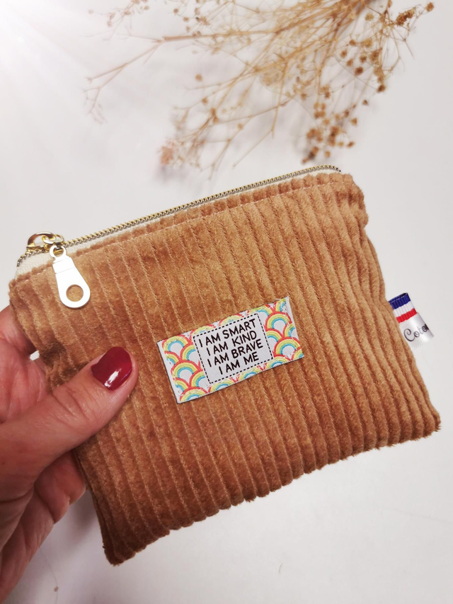 Pochette ROMY &quot;I am smart, I am kind, I am brave, I am me&quot; camel