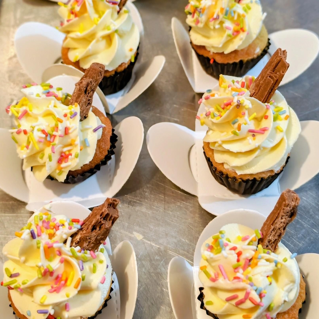Mini Ice Cream Style cakes (Tray of 12)