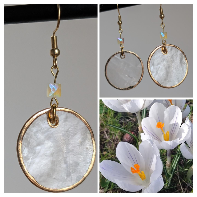 Boucles d'oreilles en nacre et verre, acier inoxydable doré -sans nickel, pièce unique 