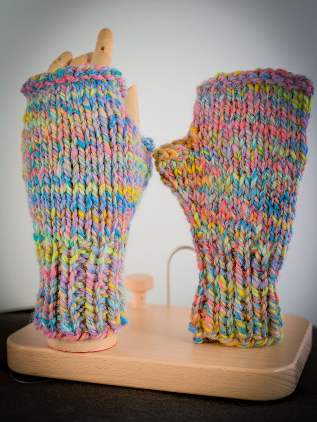 Mitaine en laine filée à la main, arc en ciel