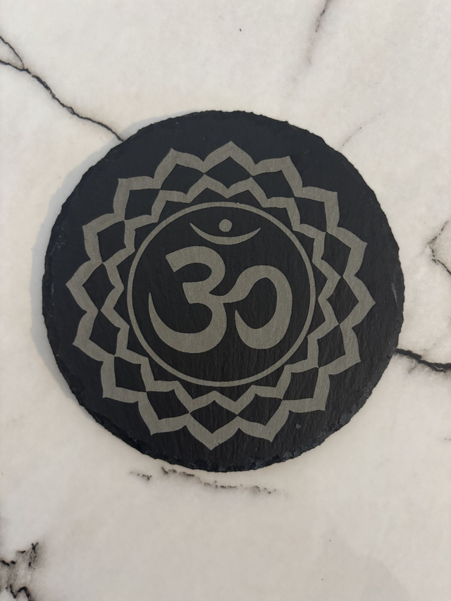 Chakra Couronne – Sahasrara gravé sur un dessous de verre en ardoise de 10 cm de diamètre