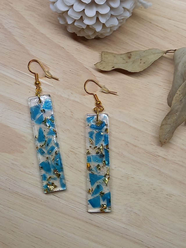 Boucles d&#039;oreilles Résine - grand rectangle résine avec paillettes dorées et éclat résine bleue
