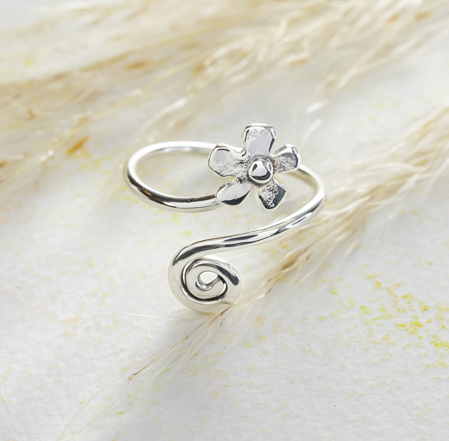 Anillo ajustable de Margarita en hilo de plata 925 y espirales