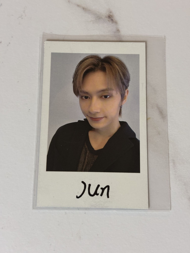 PC OFFICIEL DE JUN DE SEVENTEEN