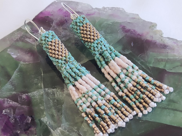 Pendientes flecos turquesa círculo dorado