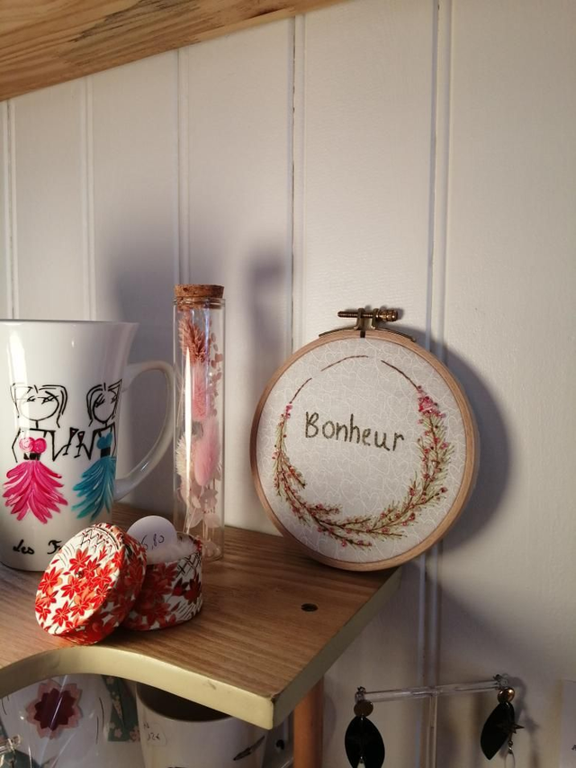 Tambour brodé couronne Bonheur