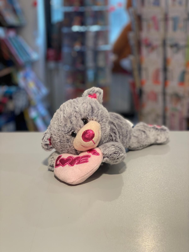 Peluche orso sdraiato dettagli rosa