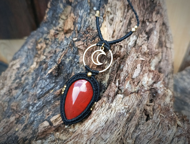 Pendentif lune ~ Jaspe rouge