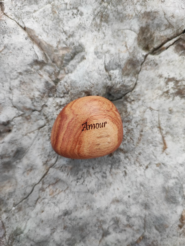 Caillou en Bois de Rose "Amour"