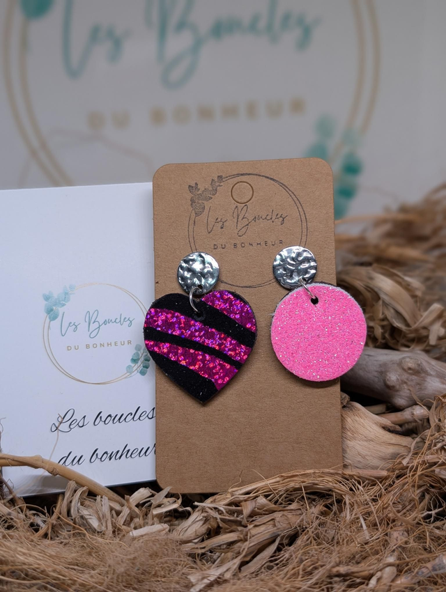 Boucles d&#039;oreilles Asymétrique rose paillettes et zèbre fushia nc016