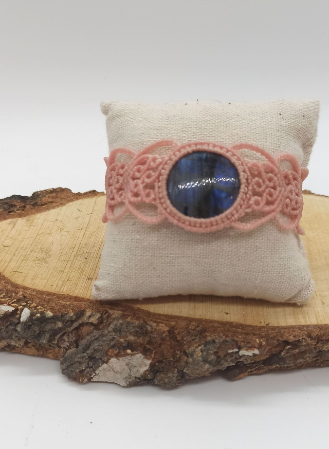 bracelet micro macramé rose avec labradorite bleue