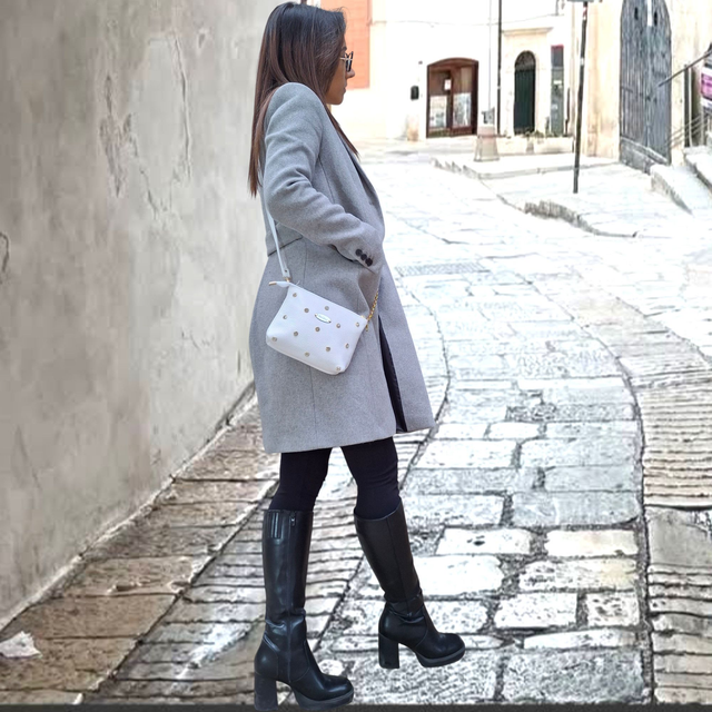 Pochette Bandoulière en Cuir Souple Blanc - Clous &amp; Strass Dorés, Chaînette Dorée à l'Or fin
