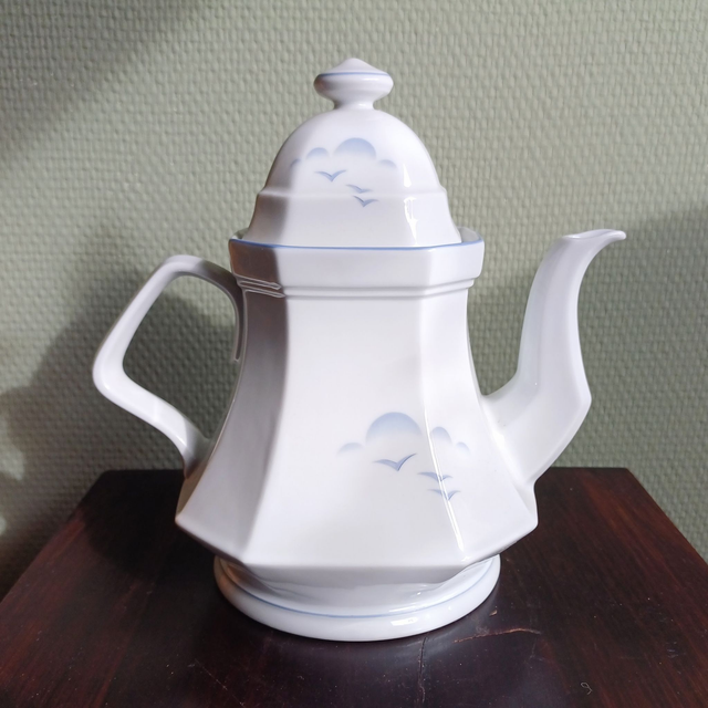 Winterling | Theepot (diameter 14,0 cm | hoogte 20,5 cm) 8 kantige vorm in Wit met blauwe bies &#039;Wolk en Vogels&#039; decor | Vintage