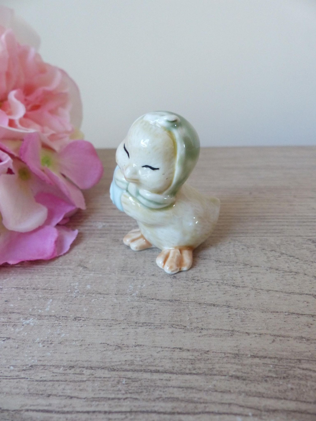 Miniature ancienne en porcelaine – Maman poule et son œuf – Décoration vintage tendre et unique – Cadeau ou collection animaux