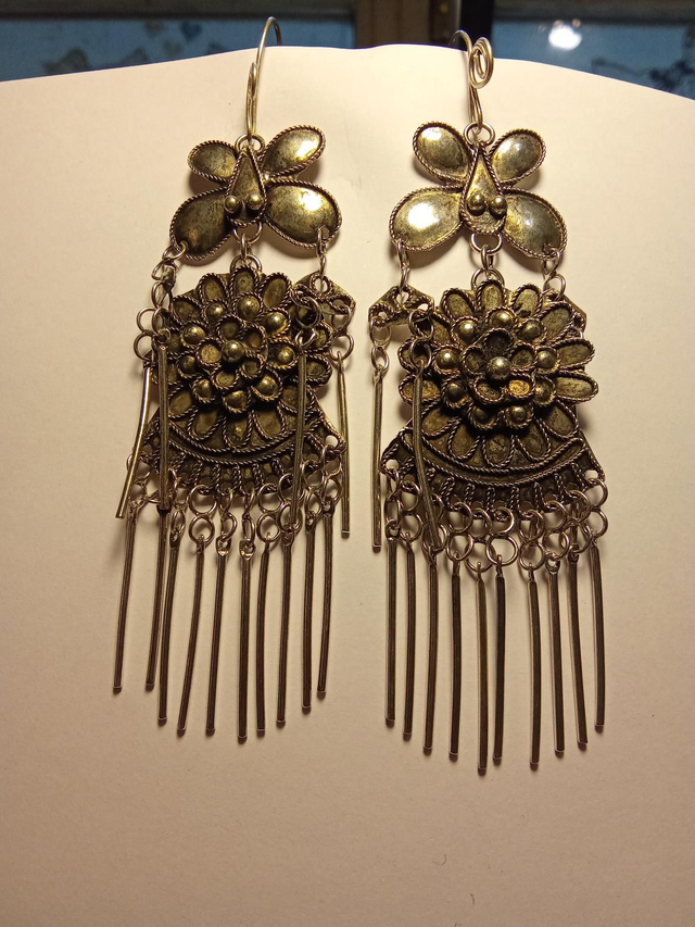 Boucles d'oreilles Miao du Guizhou. Papillon sur une fleur puis corolle.