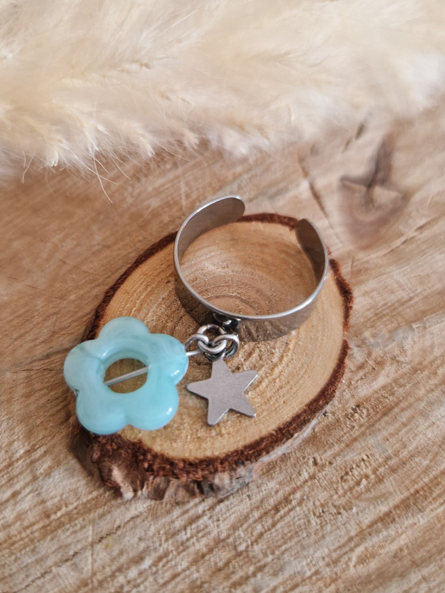 Bague à breloques – Modèle fleur bleue sur support argenté