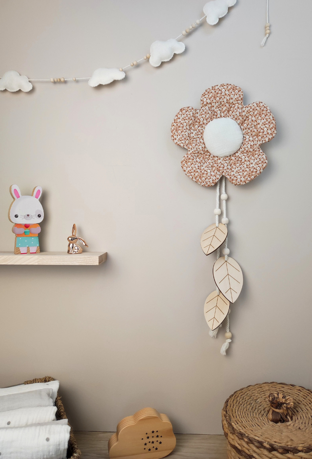 Déco murale fleur : liberty avec cœur écru