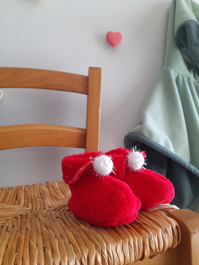 Chaussons bébé rouges à pompons blancs