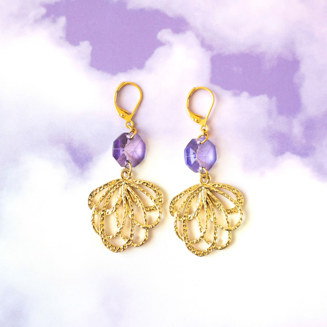 Boucles d'oreilles pendentifs dorés et perles hexagonales violettes