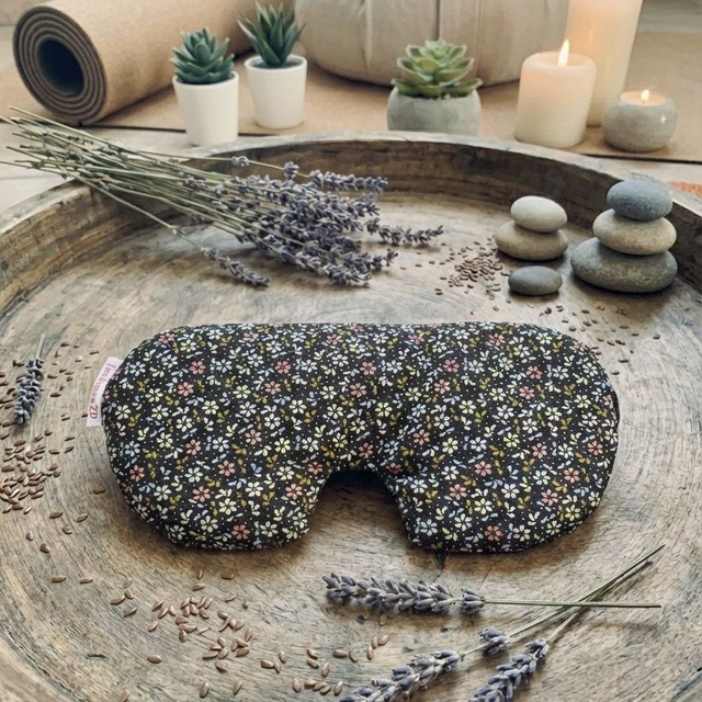 Masque de relaxation noir motif fleurs