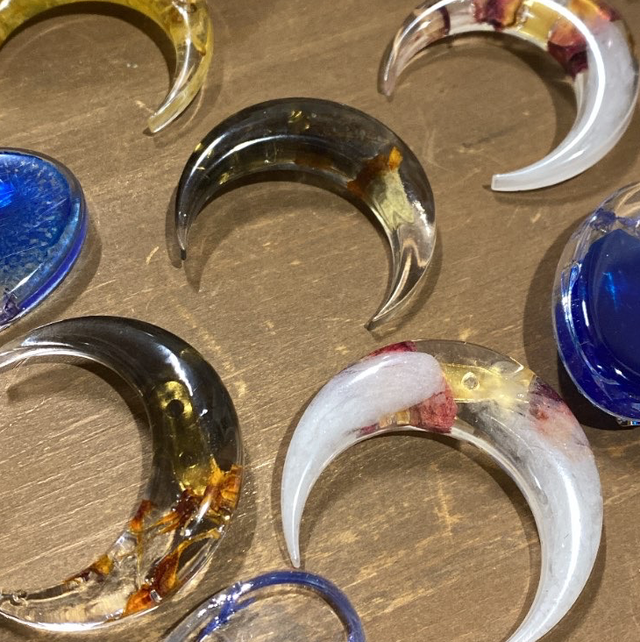 Broche résine fleurie