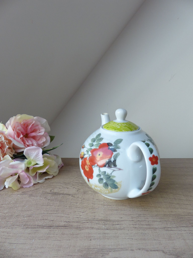 Théière en Porcelaine Anglaise – Motif Botanique Coquelicots et Papillons – Vintage Élégant pour Véranda ou Jardin d’Hiver