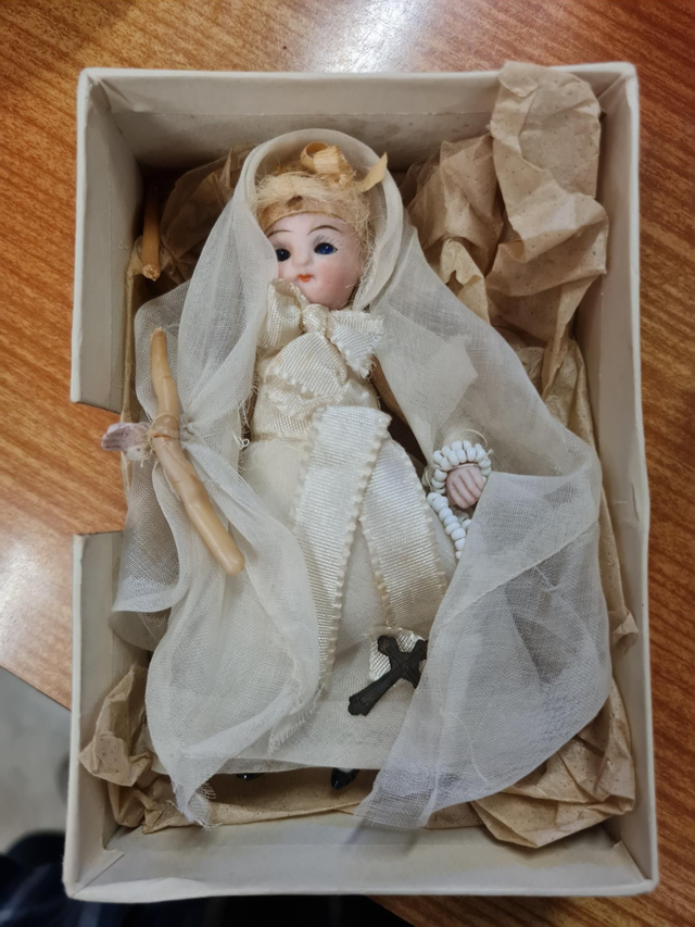 Poupee communiante porcelaine