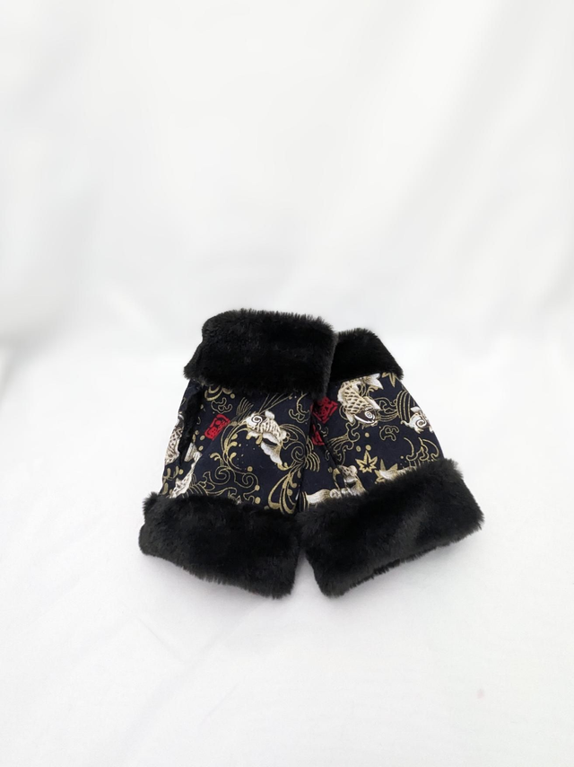 Mitaines noires et tissu japonais carpe