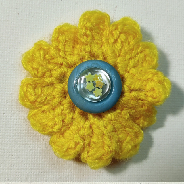 Barrette fleur simple jaune crochet bouton bleu jaune pince crocodile