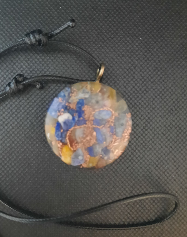 Pendentif Médaillon Orgonite Agate jaune / Lapis Lazuli