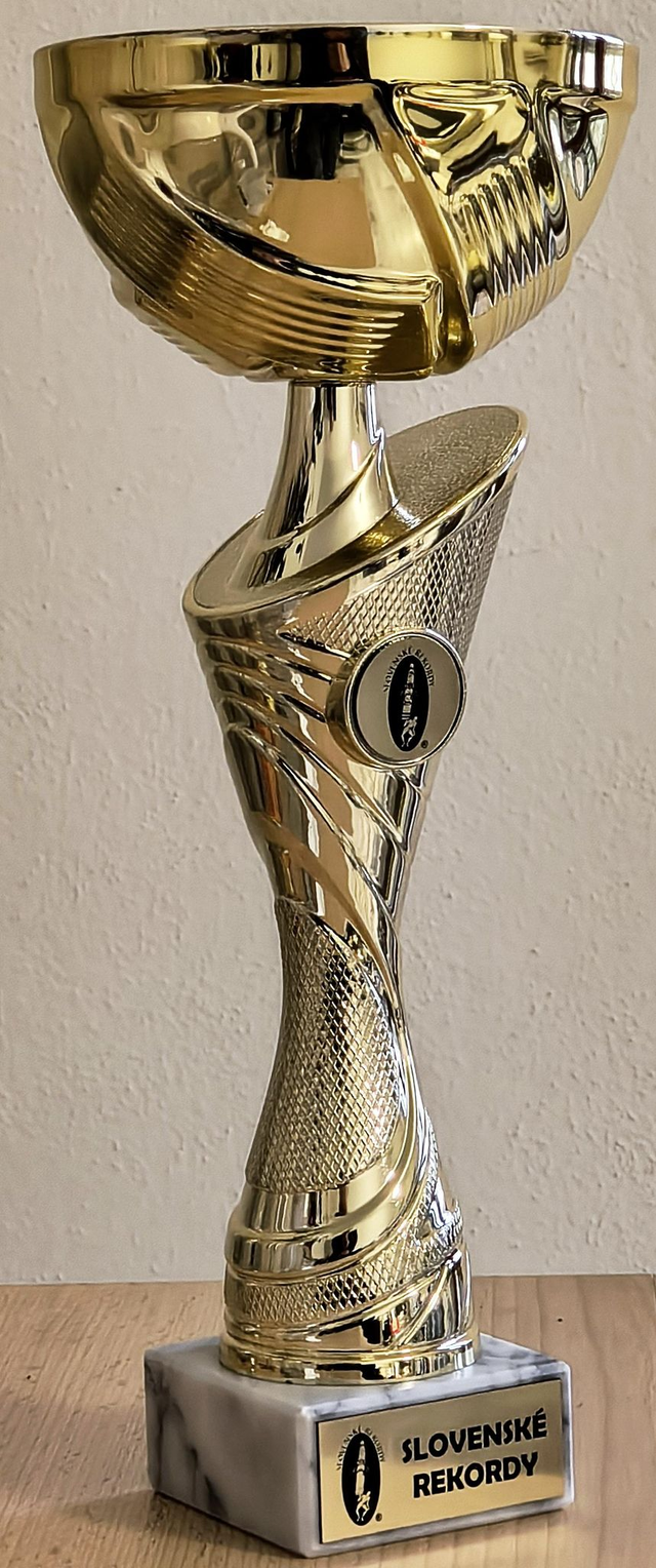 Zlatý pohár s veľkým kalichom, so štítkom a okrúhlym logom Slovenské rekordy, štítok Slovenské rekordy logo, výška 30 cm.  Bez poštovného a balného. 