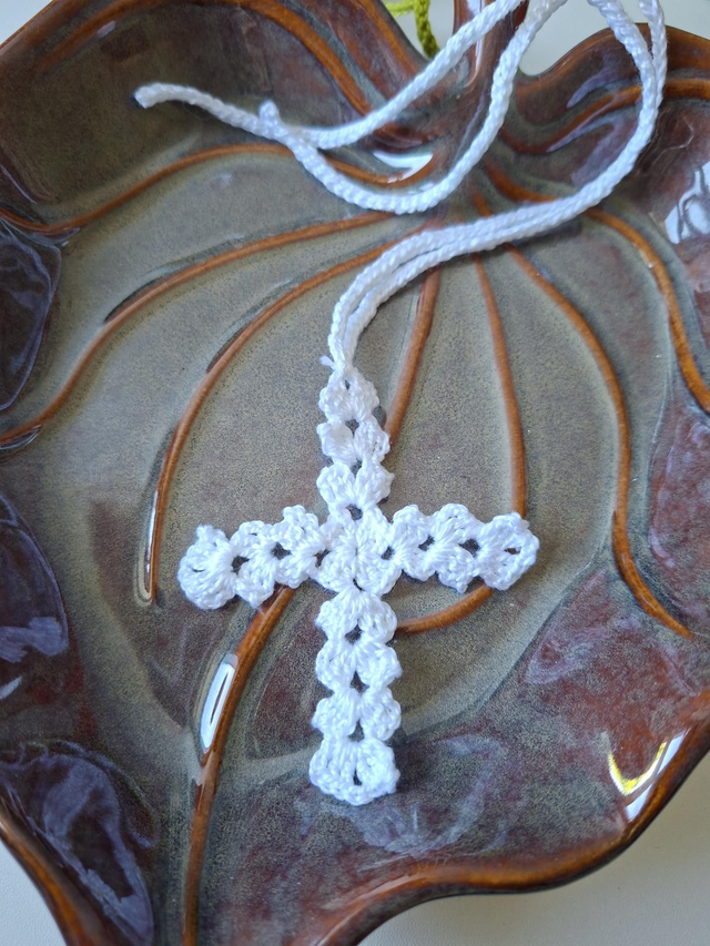 Croix suspendue en 100% coton - Fait main
