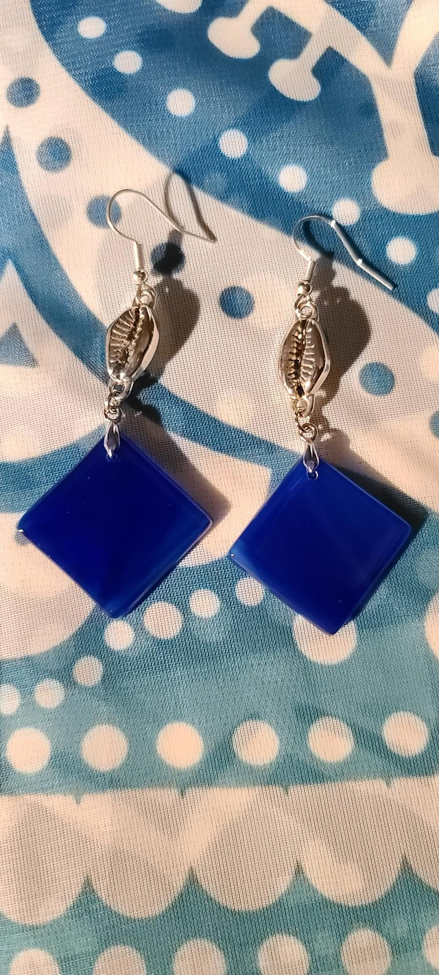 Boucles d&#039;oreilles en verre  bleu. 