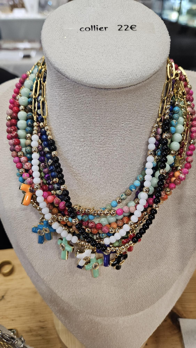 A- collier croix