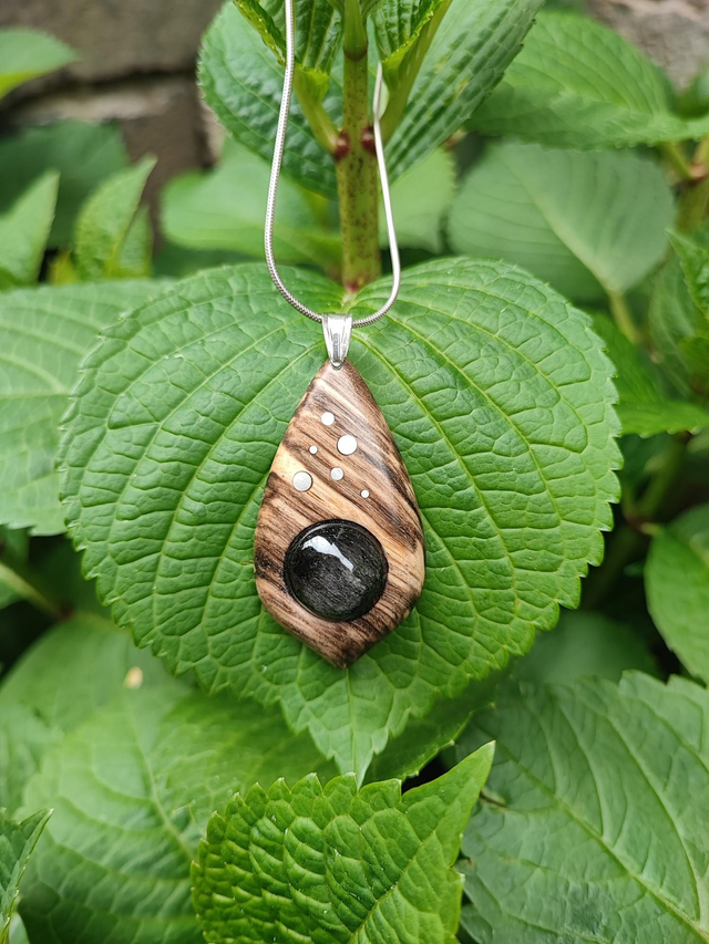 Pendentif en Bois de Hêtre Échauffé stabilisé, Obsidienne Argentée et Argent