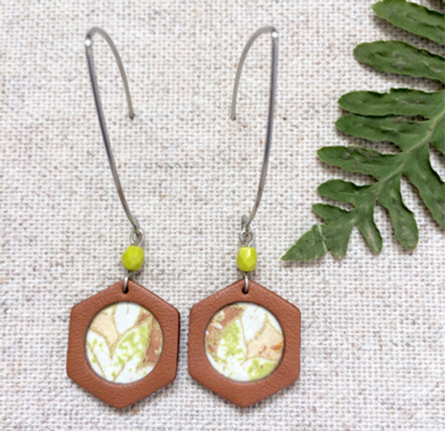 Boucles d’oreilles « Diapason » argentées, cuir couleur camel