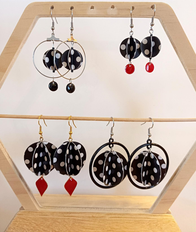 Petite perle cerclée et perle émaillée noire