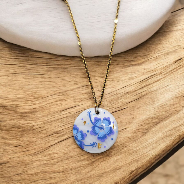Collier dessiné Flora acier inoxydable bleu saphir foncé nacre