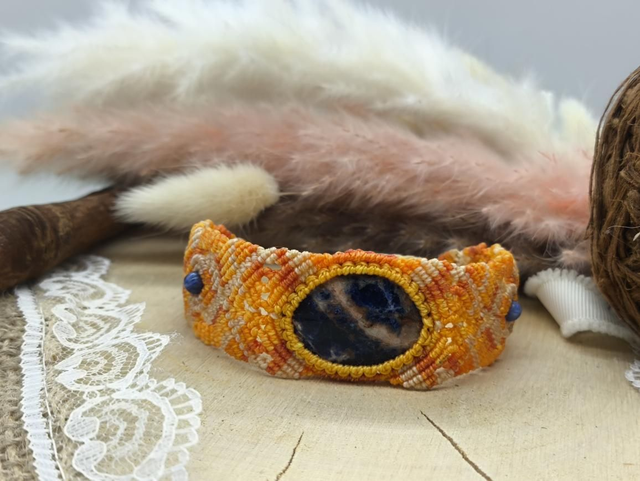 bracelet micro macramé orange avec sodalite