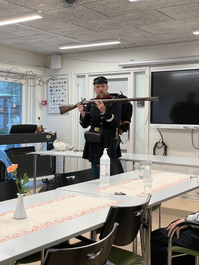 Foredrag om de danske soldaters våben og udrustning.